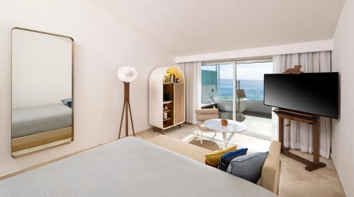 Extra ME + Junior Suite Beachfront and Hot Tub (3 Adults)