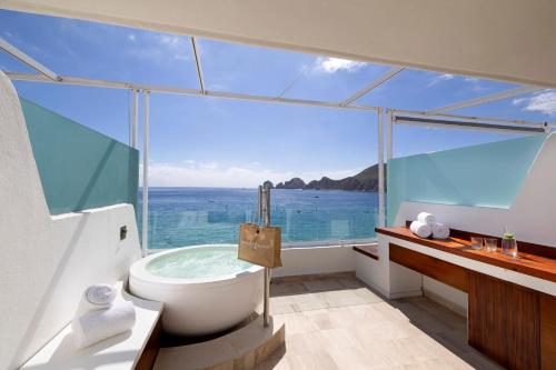 Extra ME + Junior Suite Beachfront and Hot Tub (3 Adults)