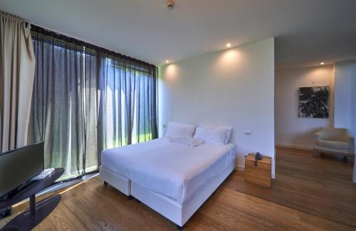 Suite with Lake View
