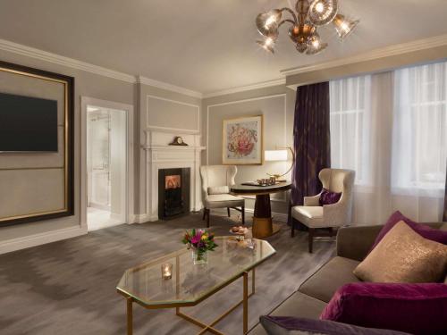Fairmont Gold Deluxe City View 1 King