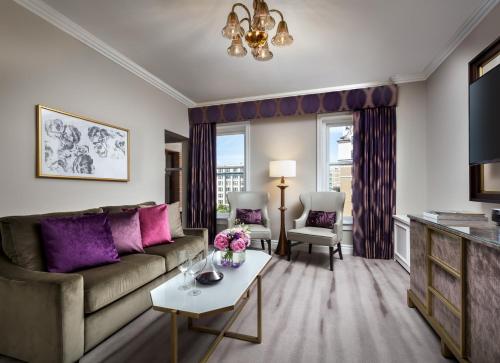 Fairmont Gold One Bedroom Suite with King Bed