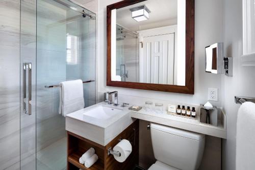 Signature One Bedroom Harbor View Suite 1 King, 1 Sofa Bed 