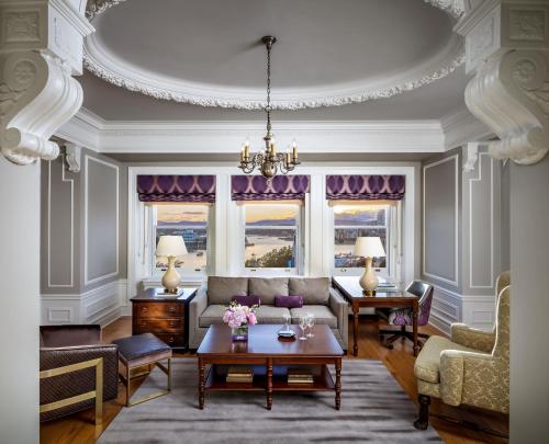 Signature One Bedroom Harbor View Suite 1 King, 1 Sofa Bed 