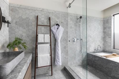 Premium King Room with Streamside View, Balcony and Outdoor Bathtub