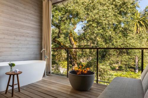 Premium King Room with Streamside View, Balcony and Outdoor Bathtub