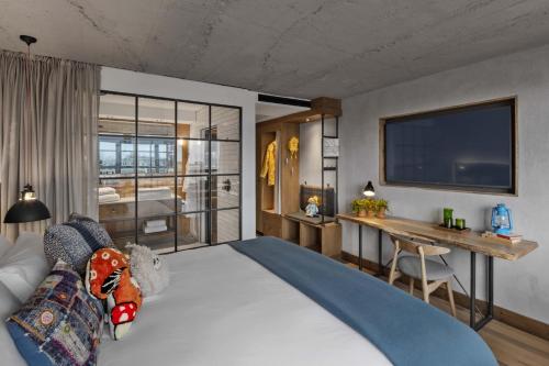Superior King Room 