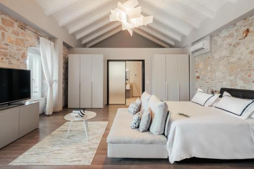 Luxury Harbor Suite