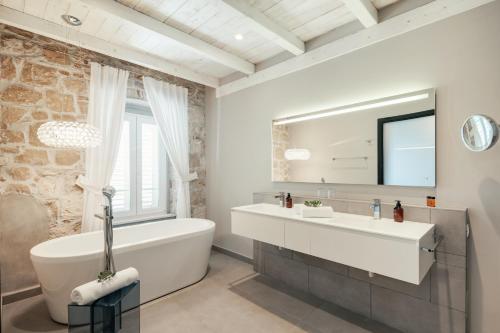 Luxury Harbor Suite