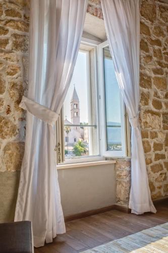 Luxury Harbor Suite
