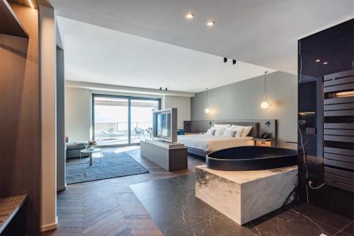Suite with private Spa and Lake View