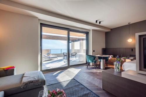 Suite with private Spa and Lake View