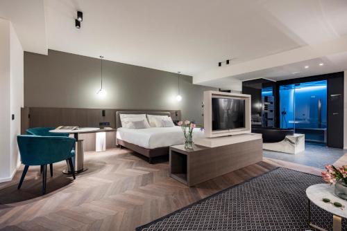 Suite with private Spa and Lake View