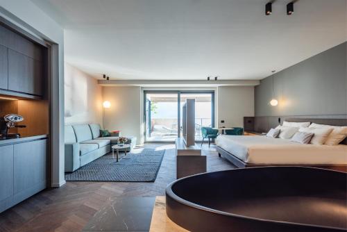 Suite with private Spa and Lake View
