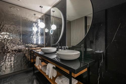 Suite with private Spa and Lake View