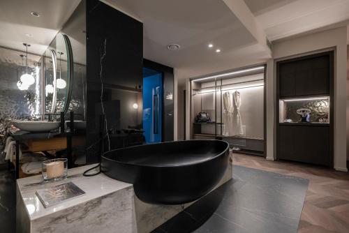 Suite with private Spa and Lake View
