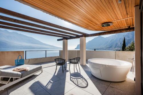 Suite with private Spa and Lake View