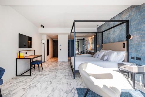Deluxe Junior Suite with Lake View