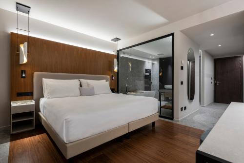 Junior Suite with Lake View
