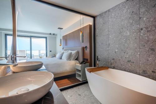 Junior Suite with Lake View