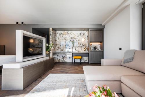 Suite with Lake View