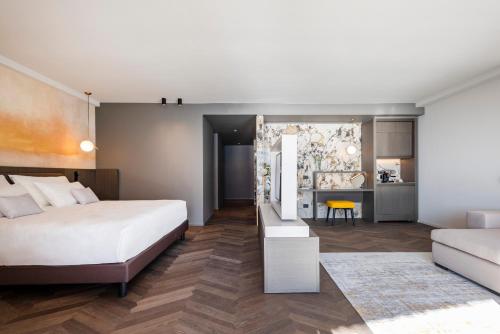 Suite with Lake View