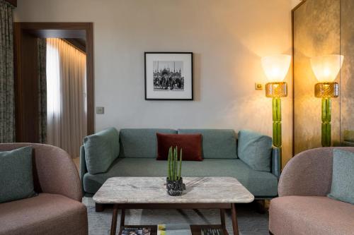 Quadruple executive suite