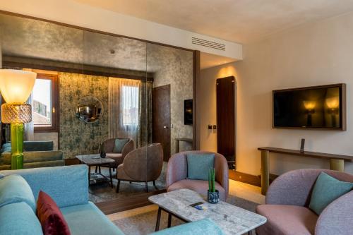 Quadruple executive suite
