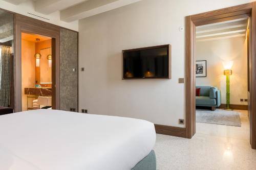 Triple Suite Executive with Canal View