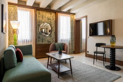 Executive Suite with Canal View