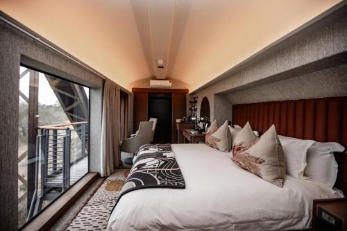 Luxury Train Carriage (on the bridge)