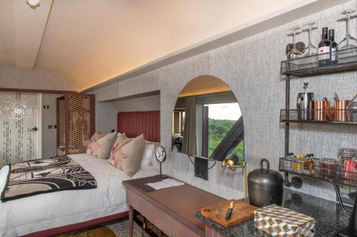 Luxury Train Carriage (on the bridge)