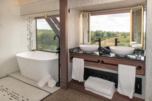 Luxury Train Carriage (on the bridge)