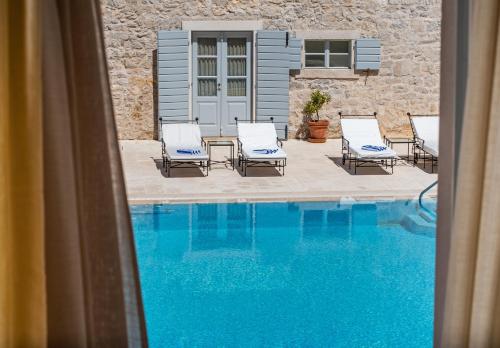 Standard Suite with Park and Pool view