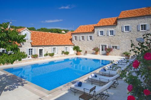 Standard Suite with Park and Pool view