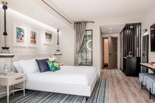 Deluxe King Room with Balcony