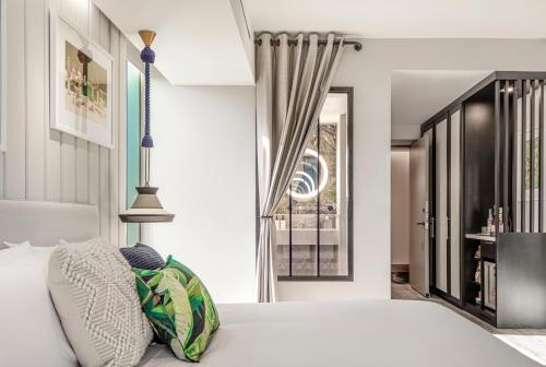 Deluxe King Room with Balcony - Hearing Accessible
