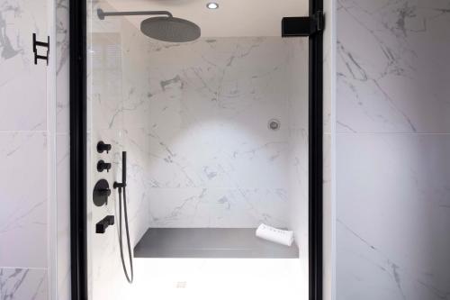 Deluxe Room with steam shower and balneotherapy bathtub
