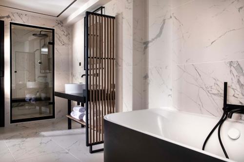 Deluxe Room with steam shower and balneotherapy bathtub