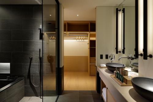 POOLSIDE TERRACE ROOM