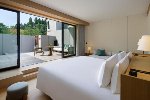 POOLSIDE TERRACE ROOM