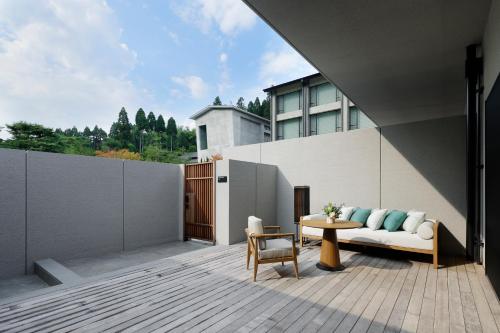 POOLSIDE TERRACE ROOM
