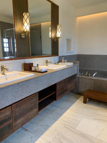 Royal King Suite