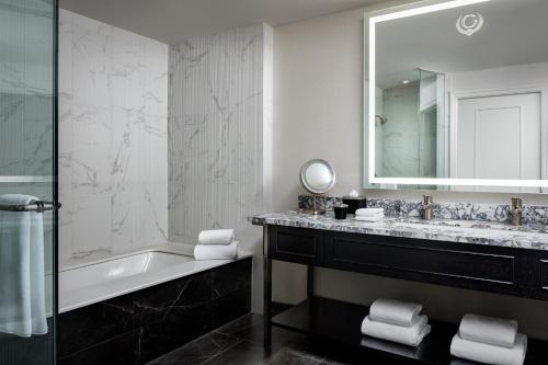 Deluxe, Guest room, 2 Queen, City view