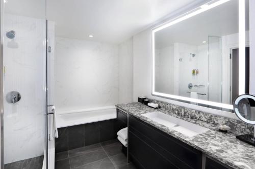 Guest room, 1 King, City view