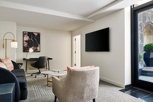 Terrace, Junior Suite, 1 King, Harbor view, Balcony