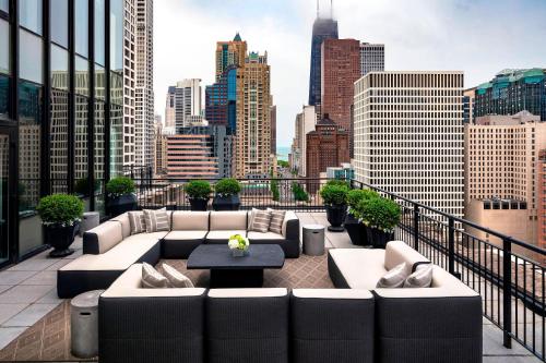 Gwen Luxury, Suite, 1 King, Sofa bed, Michigan Ave view