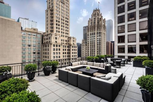 Gwen Luxury, Suite, 1 King, Sofa bed, Michigan Ave view