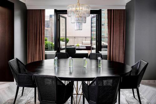 Gwen Luxury, Suite, 1 King, Sofa bed, Michigan Ave view