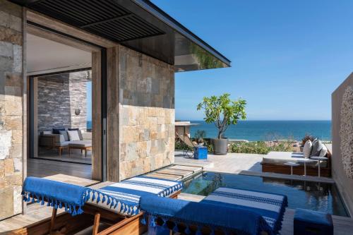 Ocean Front Pool Room, Guest room, 1 King, Beachfront