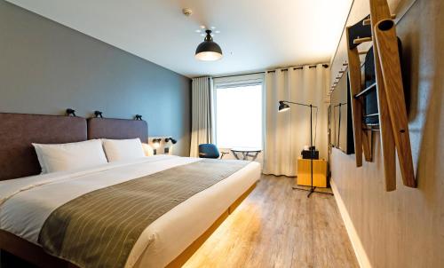Moxy Signature King Room
